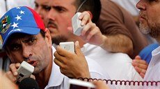 Vdce venezuelské opozice Henrique Capriles na pochodu za obti nepokoj v...