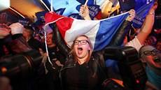 Stoupenci Marine Le Penové slaví v jejím volebním tábu ve mst Henin-Beaumont...