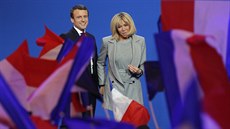 Emmanuel Macron s manelkou slaví úspch v prvním kole prezidentských voleb...