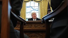 Donald Trump během rozhovoru s reportéry agentury Reuters (27. dubna 2017) Donald Trump během rozhovoru s reportéry agentury Reuters (27. dubna 2017)