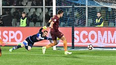 POHODLNÁ KONCOVKA. Kevin Strootman z AS Řím dává branku v utkání na hřišti... POHODLNÁ KONCOVKA. Kevin Strootman z AS Řím dává branku v utkání na hřišti...