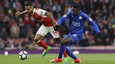 UTEČE? Rychlonožka Theo Walcott z Arsenalu (vlevo) se zkouší protlačit přes... UTEČE? Rychlonožka Theo Walcott z Arsenalu (vlevo) se zkouší protlačit přes...