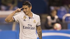 James Rodríguez z Realu Madrid oslavuje gól na hiti La Coruni.