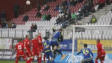 Momentka z utkání Jihlava vs. Brno (ervená). Závar ped brankou host.