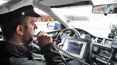 Policista ve vozidle s radarem při měření rychlosti v sokolovské Tovární ulici. Policista ve vozidle s radarem při měření rychlosti v sokolovské Tovární ulici.