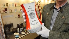 Obří pohárek v rukou ředitele Městského muzea Mariánské Lázně Jaromíra Bartoše... Obří pohárek v rukou ředitele Městského muzea Mariánské Lázně Jaromíra Bartoše...