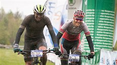 ÚSMĚVY NA CÍLOVÉ PÁSCE. Jiří Hudeček (vlevo) a Jaroslav Kulhavý v cíli... ÚSMĚVY NA CÍLOVÉ PÁSCE. Jiří Hudeček (vlevo) a Jaroslav Kulhavý v cíli...