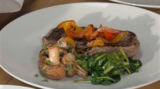 Hovězí steak s paprikou a žampiony. Hovězí steak s paprikou a žampiony.