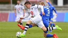 Hradecký Tomáš Malinský (vlevo) v souboji s libereckým obráncem Janem Mikulou... Hradecký Tomáš Malinský (vlevo) v souboji s libereckým obráncem Janem Mikulou...