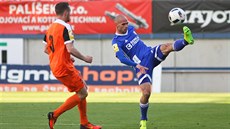 Olomoucký Michal Vepřek odkopává míč, vítkovický Matěj Fiala dotírá. Olomoucký Michal Vepřek odkopává míč, vítkovický Matěj Fiala dotírá.