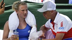 Kateina Siniaková bhem druhého dne semifinále Fed Cupu na Florid spolen s...
