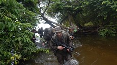 Bojový kurz francouzské námořní pěchoty v džungli afrického Gabonu Bojový kurz francouzské námořní pěchoty v džungli afrického Gabonu