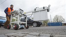 Palackého třídu v Pardubicích prozkoumal georadar (na snímku), který má odhalit... Palackého třídu v Pardubicích prozkoumal georadar (na snímku), který má odhalit...