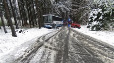 Mokrý sníh se podílel na stetu auta a autobusu u Skuhrova na eskotebovsku.