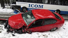 Mokrý sníh se podílel na stetu auta a autobusu u Skuhrova na eskotebovsku.
