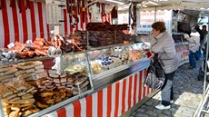 Farmářské tržiště, na němž lze pořídit leccos dobrého na zub, se po dlouhé... Farmářské tržiště, na němž lze pořídit leccos dobrého na zub, se po dlouhé...