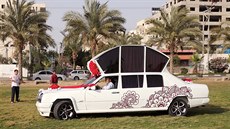Palestinské svatební auto Popelka vzniklo smontováním dílů z pěti různých vozů. Palestinské svatební auto Popelka vzniklo smontováním dílů z pěti různých vozů.