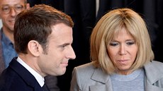 Emmanuel Macron s o ptadvacet let starí chotí Brigitte