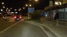 Řidič poslal auto ve vedlejším pruhu do obrubníku a pak ujel Řidič poslal auto ve vedlejším pruhu do obrubníku a pak ujel