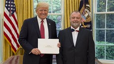 Český velvyslanec v USA Hynek Kmoníček předal prezidentu Donaldu Trumpovi... Český velvyslanec v USA Hynek Kmoníček předal prezidentu Donaldu Trumpovi...