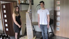Studenti Mikuláš Ott a Kristýna Nováková staví mrakodrap z vlnité lepenky. Studenti Mikuláš Ott a Kristýna Nováková staví mrakodrap z vlnité lepenky.