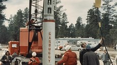 Spouštění 30kilotunové jaderné nálože do vrtu v břidličné formaci Woodward v... Spouštění 30kilotunové jaderné nálože do vrtu v břidličné formaci Woodward v...