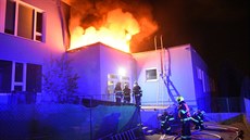 Požár střechy školy v pražských Čimicích (20.4.2017). Požár střechy školy v pražských Čimicích (20.4.2017).