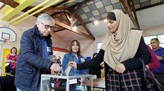 Volební urny se ji plní i v Vaulx-en-Velin nedaleko Lyonu (23. dubna 2017)
