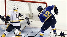 Jori Lehtera ze St. Louis překonává obranu Nashvillu. Jori Lehtera ze St. Louis překonává obranu Nashvillu.