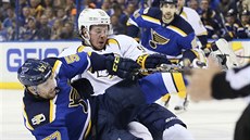 V krkolomné pozici se ocitli David Perron ze St. Louis (vlevo) a Ryan Johansen...