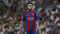 Argentinský útoník Lionel Messi z Barcelony zastavuje bhem El Clásika...