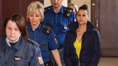 Sabina Kapurová alias Niky69 u Krajského soudu v Hradci Králové (25.4.2017).