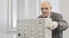 Otevření nové biobanky ve Fakultní nemocnici v Plzni. Na snímku primář oddělení... Otevření nové biobanky ve Fakultní nemocnici v Plzni. Na snímku primář oddělení...