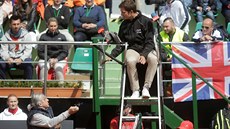 Bývalá rumunská tenisová hvzda Ilie Nastase v debat s rozhodím.