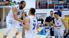 Basketbalisté Dína se radují z postupu do ligového semifinále.