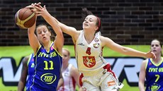 Kateřina Elhotová z USK (vlevo) a Gabriela Andělová z Hradce. Kateřina Elhotová z USK (vlevo) a Gabriela Andělová z Hradce.