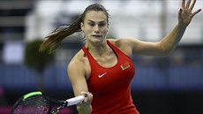 Bloruská tenistka Aryna Sabalenková v duelu se výcarkou Viktorijí Golubicovou.