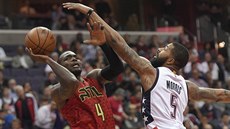 Paul Millsap (vlevo) z Atlanty střílí přes bránícího Markieffa Morrise z... Paul Millsap (vlevo) z Atlanty střílí přes bránícího Markieffa Morrise z...