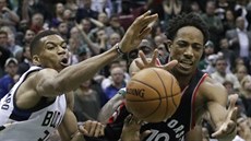 Janis Adetokunbo (vlevo) z Milwaukee v souboji s DeMarem DeRozanem z Toronta. Janis Adetokunbo (vlevo) z Milwaukee v souboji s DeMarem DeRozanem z Toronta.