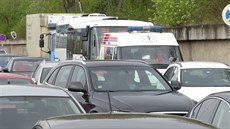 Kvůli nedostatku parkovacích míst u nemocnice Na Homolce stojí ve frontách... Kvůli nedostatku parkovacích míst u nemocnice Na Homolce stojí ve frontách...