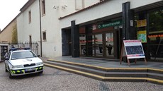 Od 11 hodin dopoledne je uzavřena stanice metra Malostranská. Ze záchodů... Od 11 hodin dopoledne je uzavřena stanice metra Malostranská. Ze záchodů...