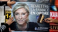 Pedvolební plakáty Marine Le Penové v Antibes (14. dubna 2017).