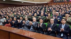 Oslavy 85. výroí zaloení severokorejské armády v Lidovém paláci kultury v...