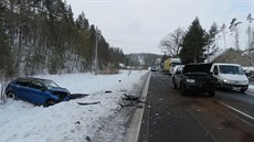 V Nových Heřminovech si sníh na silnicích vyžádal také dopravní nehodu, při... V Nových Heřminovech si sníh na silnicích vyžádal také dopravní nehodu, při...