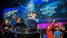 Lee Seung Hyun,vítěz turnaje ve StarCraftu 2 za rok 2014. Lee Seung Hyun,vítěz turnaje ve StarCraftu 2 za rok 2014.