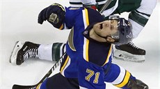 Vladimír Sobotka ze St. Louis padá po souboji s Jaredem Spurgeonem z Minnesoty. Vladimír Sobotka ze St. Louis padá po souboji s Jaredem Spurgeonem z Minnesoty.