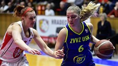 Andrea Ovsíková (vlevo) z Hradce Králové stíhá Karolínu Elhotovou z USK Praha.... Andrea Ovsíková (vlevo) z Hradce Králové stíhá Karolínu Elhotovou z USK Praha....