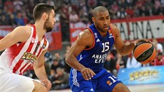 Jayson Granger (vpravo) z Anadolu Efes Istanbul útoí pes Jannise Papapetra z...