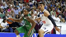 Brad Wanamaker (vlevo) z Darüssafaky Istanbul uniká Gustavu Ayónovi z Realu... Brad Wanamaker (vlevo) z Darüssafaky Istanbul uniká Gustavu Ayónovi z Realu...