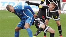 Záložník Tomáš Hykel (vpravo) z MFK Frýdek-Místek bojuje v utkání s Vítkovicemi... Záložník Tomáš Hykel (vpravo) z MFK Frýdek-Místek bojuje v utkání s Vítkovicemi...
